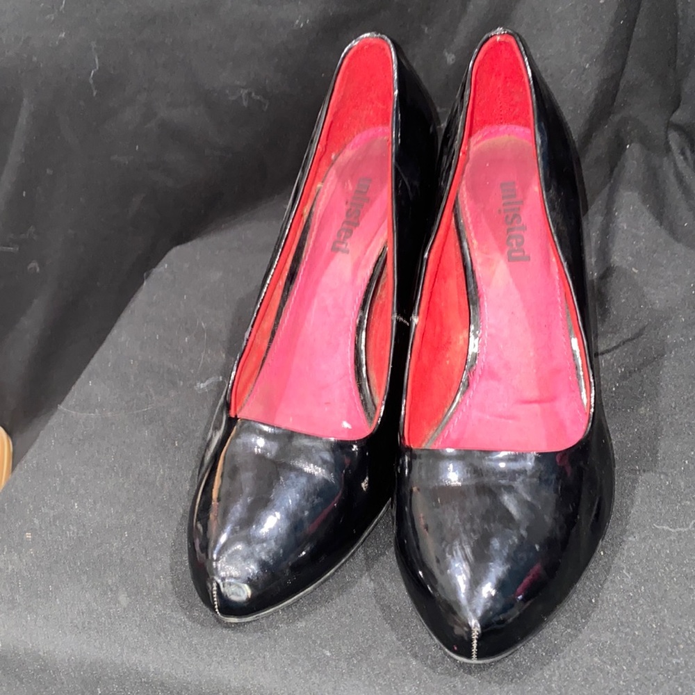 Unlisted black patent leather heels.